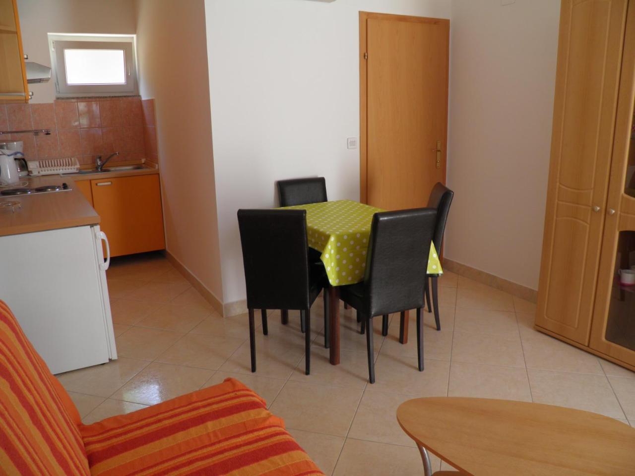 Apartments Pintar Zarok Башка Екстер'єр фото