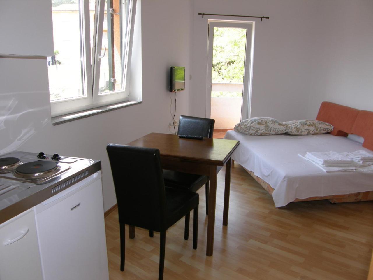 Apartments Pintar Zarok Башка Екстер'єр фото
