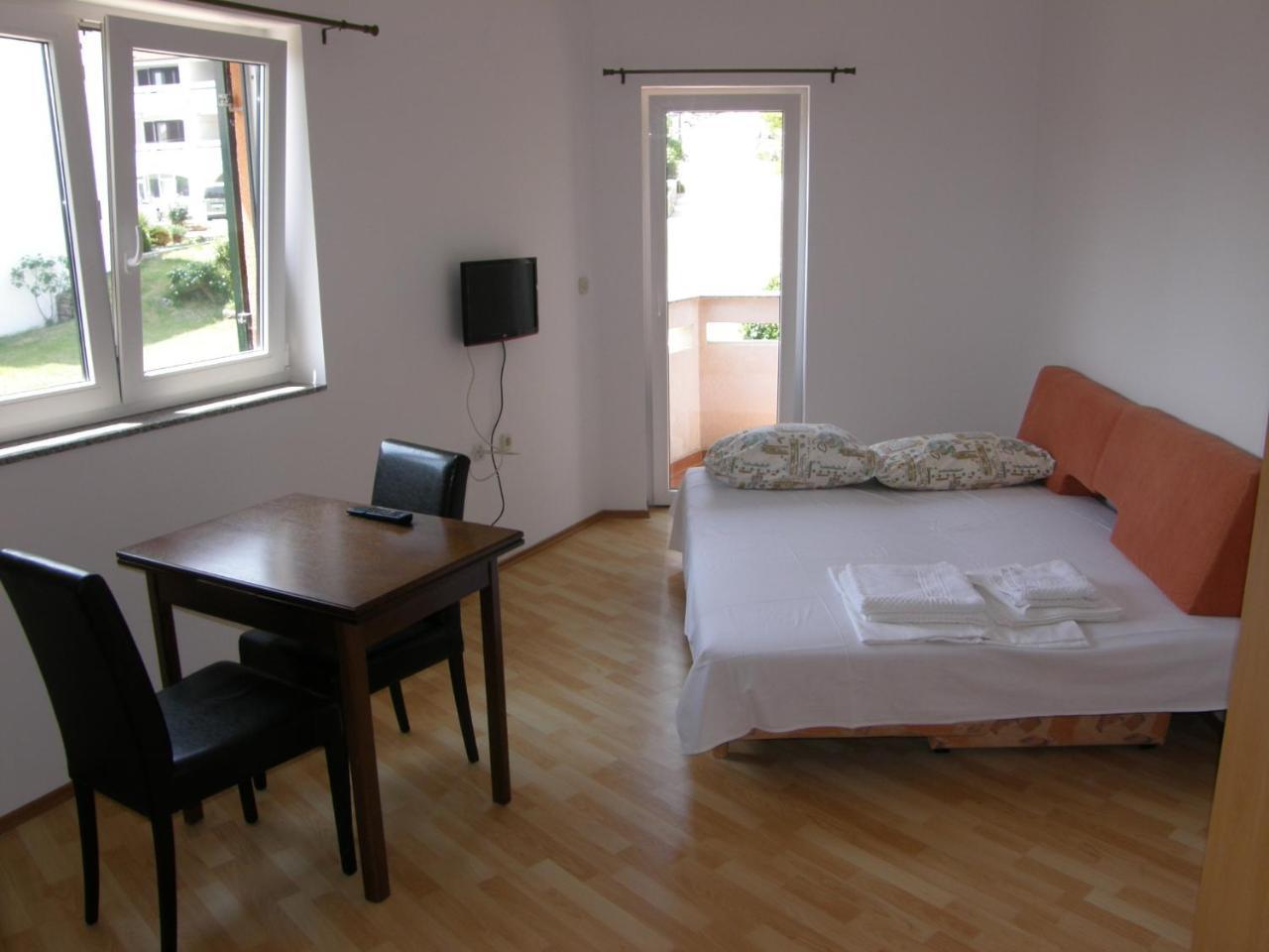 Apartments Pintar Zarok Башка Екстер'єр фото